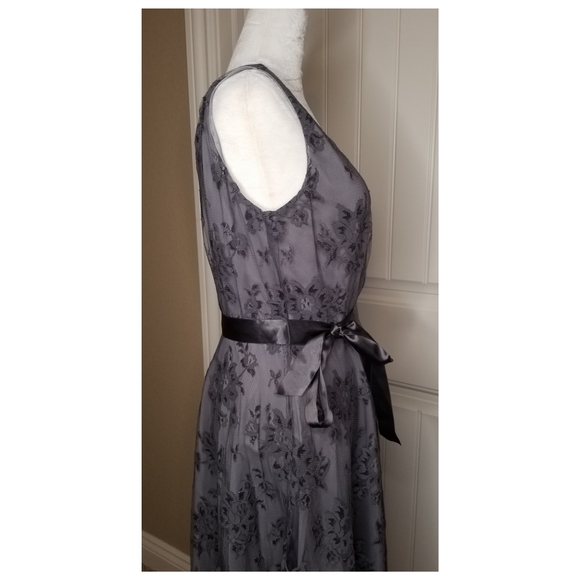 TAHARI ASL Lace Dress - Sleeveless - Knee-Length - Special Occasion - Picture 3 of 5